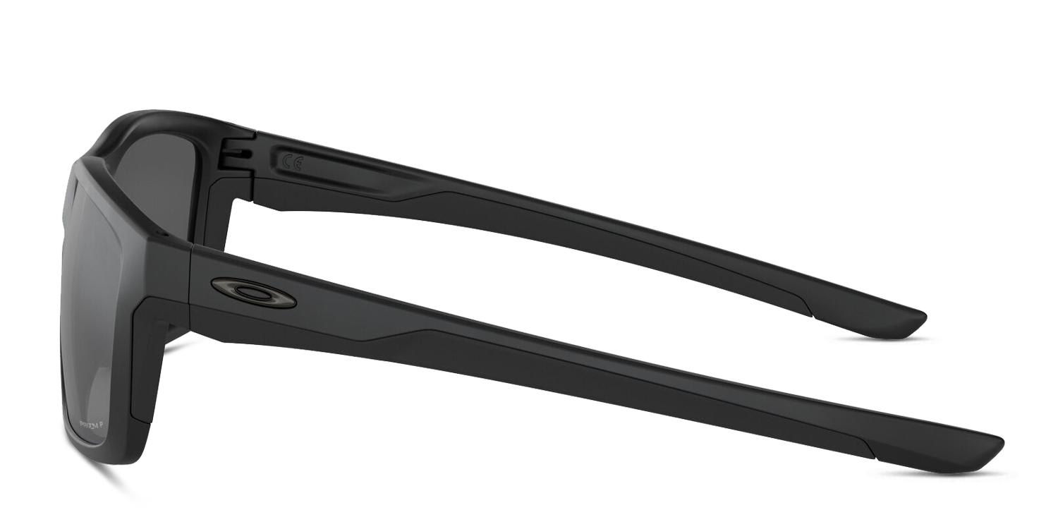 The Oakley Mainlink is a powerful frame with an unmistakable presence