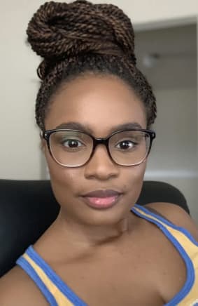 woman wearing trendy glasses 2023