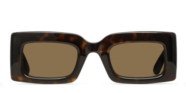The Alexander McQueen AM0433S are stylishly bold sunglasses with a