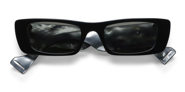 The Gucci GG0516S is a bold sunglasses frame with a charming  display picture 1
