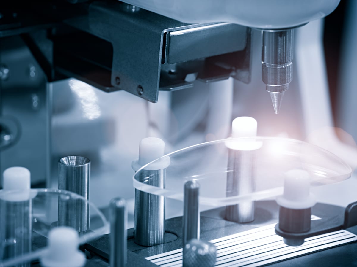 Efficient eyewear production with rigorous quality assurance.